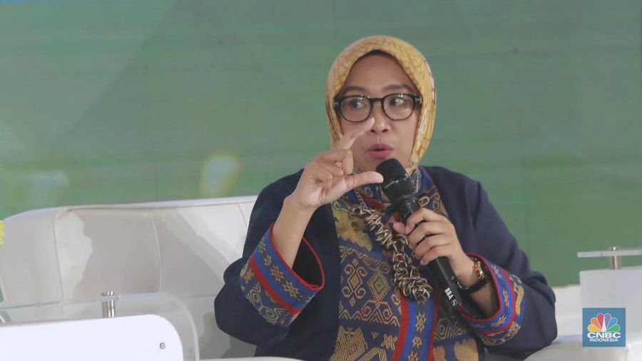 Direktur Jenderal EBTKE Kementerian ESDM, Eniya Listiani Dewi menyampaikan pemaparan dalam acara Green Economic Forum 2024 di Jakarta, Rabu (29/5/2024). (CNBC Indonesia/Muhammad Sabki