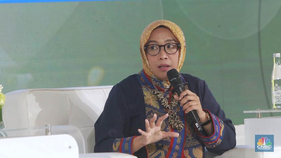 Direktur Jenderal EBTKE Kementerian ESDM, Eniya Listiani Dewi menyampaikan pemaparan dalam acara Green Economic Forum 2024 di Jakarta, Rabu (29/5/2024). (CNBC Indonesia/Muhammad Sabki