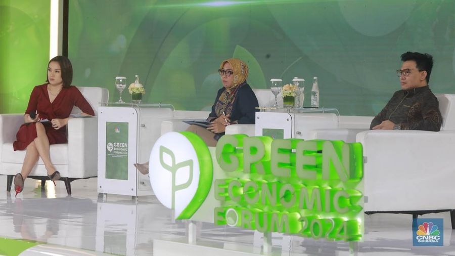 Direktur Jenderal EBTKE Kementerian ESDM, Eniya Listiani Dewi menyampaikan pemaparan dalam acara Green Economic Forum 2024 di Jakarta, Rabu (29/5/2024). (CNBC Indonesia/Muhammad Sabki)