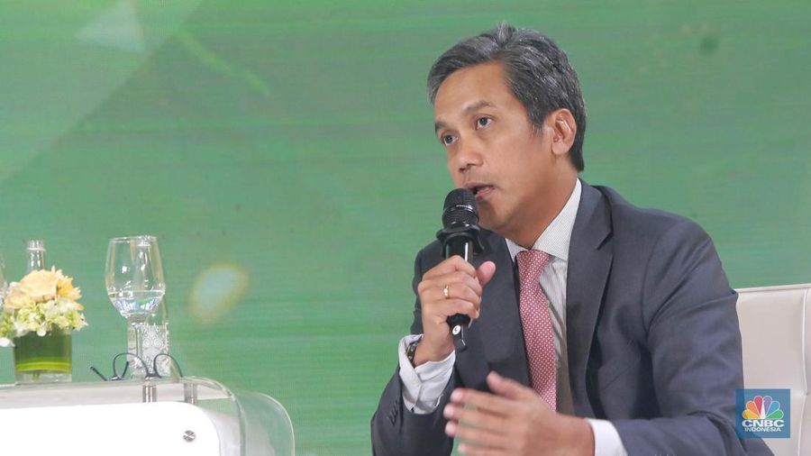 Direktur Keuangan dan Investasi PT Pertamina Hulu Energi, Dannif Utojo Danusaputro menyampaikan pemaparan dalam acara Green Economic Forum 2024 di Jakarta, Rabu (29/5/2024). (CNBC Indonesia/Muhammad Sabki)