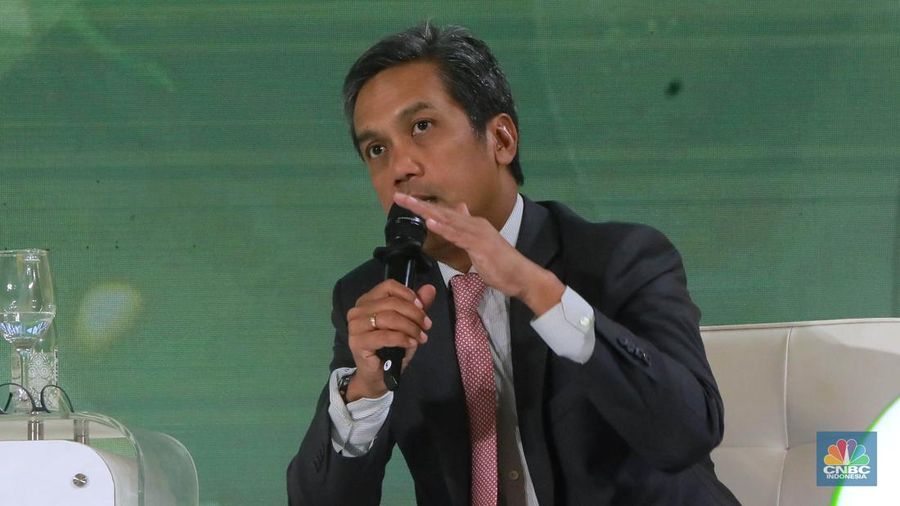 Direktur Keuangan dan Investasi PT Pertamina Hulu Energi, Dannif Utojo Danusaputro menyampaikan pemaparan dalam acara Green Economic Forum 2024 di Jakarta, Rabu (29/5/2024). (CNBC Indonesia/Muhammad Sabki)