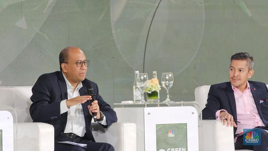 Direktur Manajemen Risiko PT PLN (Persero), Suroso Isnandar menyampaikan pemaparan dalam acara Green Economic Forum 2024 di Jakarta, Rabu (29/5/2024). (CNBC Indonesia/Muhammad Sabki)