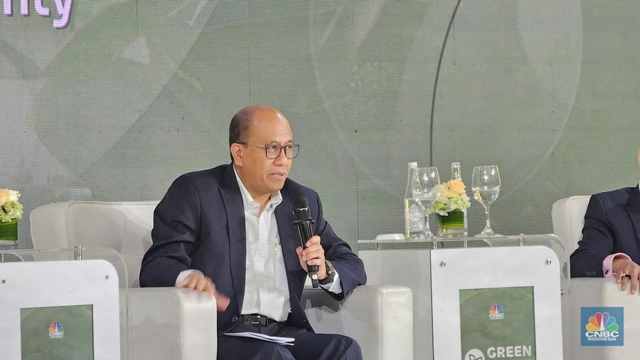Direktur Manajemen Risiko PT PLN (Persero), Suroso Isnandar menyampaikan pemaparan dalam acara Green Economic Forum 2024 di Jakarta, Rabu (29/5/2024). (CNBC Indonesia/Muhammad Sabki)