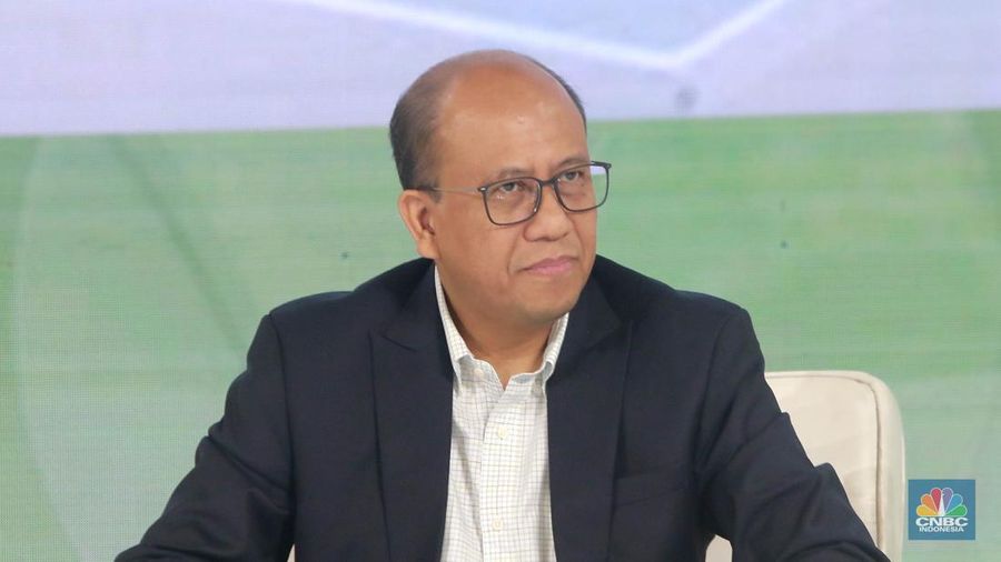 Direktur Manajemen Risiko PT PLN (Persero), Suroso Isnandar menyampaikan pemaparan dalam acara Green Economic Forum 2024 di Jakarta, Rabu (29/5/2024). (CNBC Indonesia/Muhammad Sabki)