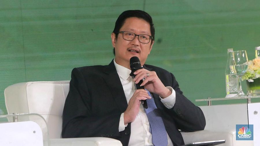 Direktur Utama PT Trimegah Bangun Persada (Harita Nickel), Roy Arman Arfandy menyampaikan pemaparan dalam acara Green Economic Forum 2024 di Jakarta, Rabu (29/5/2024). (CNBC Indonesia/Muhammad Sabki)