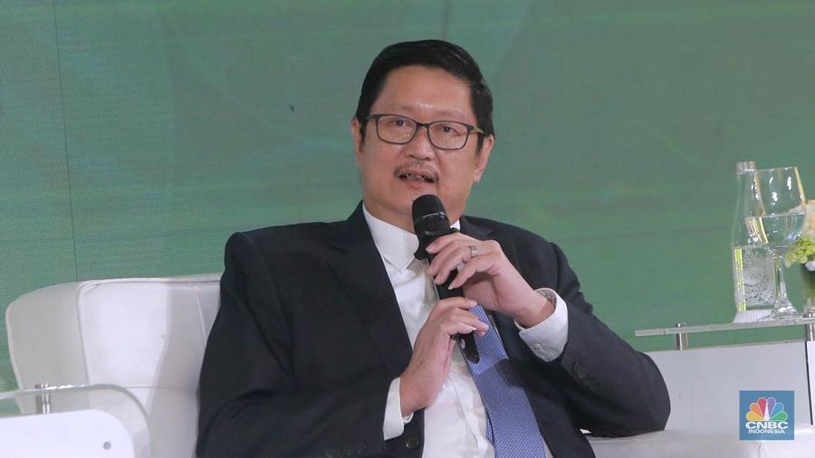 Direktur Utama PT Trimegah Bangun Persada (Harita Nickel), Roy Arman Arfandy menyampaikan pemaparan dalam acara Green Economic Forum 2024 di Jakarta, Rabu (29/5/2024). (CNBC Indonesia/Muhammad Sabki)