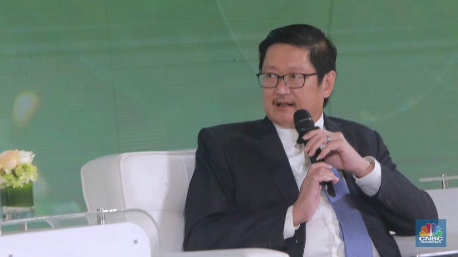 Direktur Utama PT Trimegah Bangun Persada (Harita Nickel), Roy Arman Arfandy menyampaikan pemaparan dalam acara Green Economic Forum 2024 di Jakarta, Rabu (29/5/2024). (CNBC Indonesia/Muhammad Sabki)