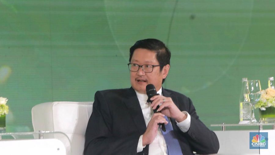 Direktur Utama PT Trimegah Bangun Persada (Harita Nickel), Roy Arman Arfandy menyampaikan pemaparan dalam acara Green Economic Forum 2024 di Jakarta, Rabu (29/5/2024). (CNBC Indonesia/Muhammad Sabki)