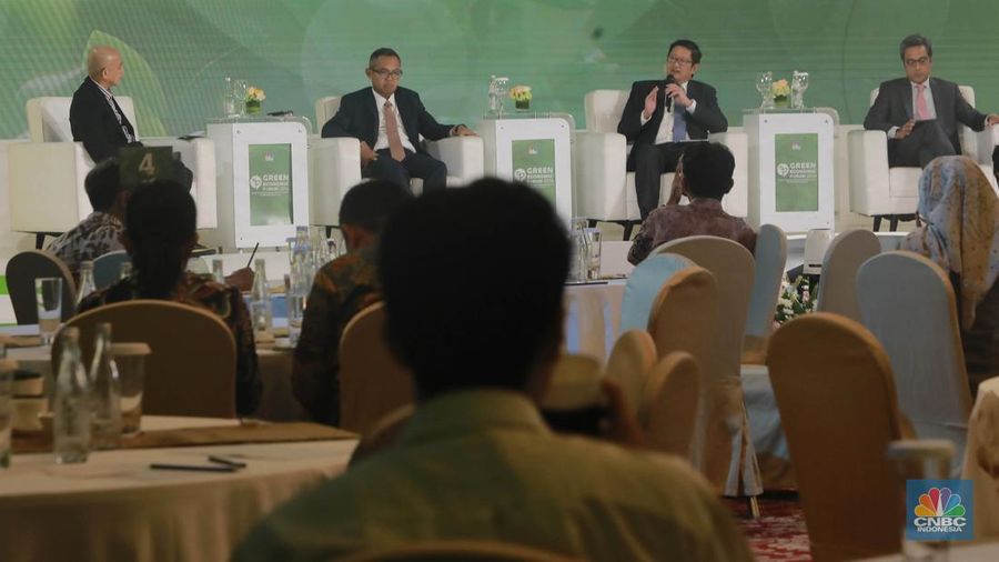 Direktur Utama PT Trimegah Bangun Persada (Harita Nickel), Roy Arman Arfandy menyampaikan pemaparan dalam acara Green Economic Forum 2024 di Jakarta, Rabu (29/5/2024). (²©²ÊÍøÕ¾/Muhammad Sabki)