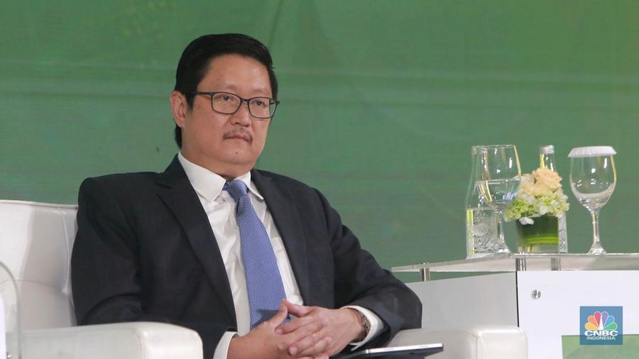Direktur Utama PT Trimegah Bangun Persada (Harita Nickel), Roy Arman Arfandy menyampaikan pemaparan dalam acara Green Economic Forum 2024 di Jakarta, Rabu (29/5/2024). (CNBC Indonesia/Muhammad Sabki)