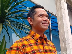 Dude Harlino Sempat Ingin Kerja Kantoran