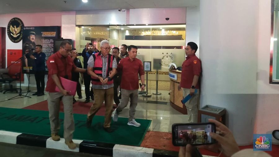 Eks Dirjen Minerba Kementerian ESDM Bambang Gatot Ariyono memakai baju tahanan rompi pink di Kejaksaan Agung. (CNBC Indonesia/Rosseno Aji)