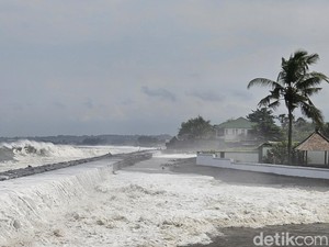 Amukan Gelombang Tinggi Terjang Vila-Fasum di Pantai Lepang Klungkung