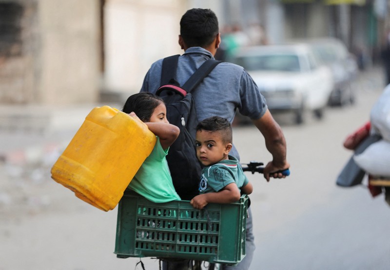 Hampir satu juta warga Palestina telah meninggalkan kota Rafah di Gaza selatan, di tengah serbuan militer israel ke kota tersebut. (REUTERS/Hatem Khaled)