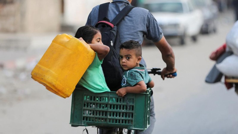 Hampir satu juta warga Palestina telah meninggalkan kota Rafah di Gaza selatan, di tengah serbuan militer israel ke kota tersebut. (REUTERS/Hatem Khaled)