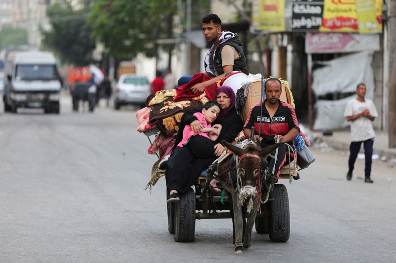 Hampir satu juta warga Palestina telah meninggalkan kota Rafah di Gaza selatan, di tengah serbuan militer israel ke kota tersebut. (REUTERS/Hatem Khaled)