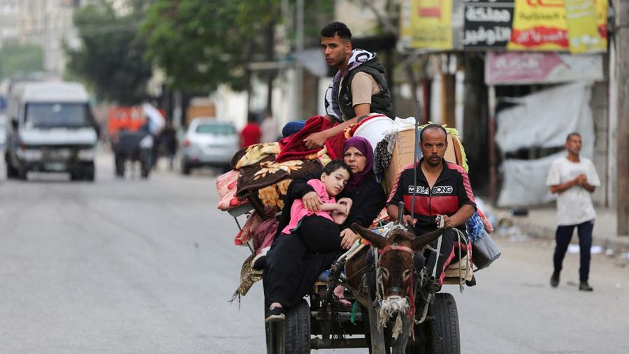 Hampir satu juta warga Palestina telah meninggalkan kota Rafah di Gaza selatan, di tengah serbuan militer israel ke kota tersebut. (REUTERS/Hatem Khaled)