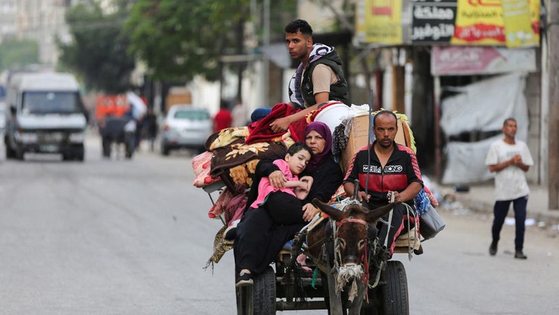 Hampir satu juta warga Palestina telah meninggalkan kota Rafah di Gaza selatan, di tengah serbuan militer israel ke kota tersebut. (REUTERS/Hatem Khaled)