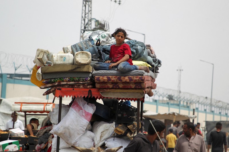 Hampir satu juta warga Palestina telah meninggalkan kota Rafah di Gaza selatan, di tengah serbuan militer israel ke kota tersebut. (REUTERS/Hatem Khaled) Hampir satu juta warga Palestina telah meninggalkan kota Rafah di Gaza selatan, di tengah serbuan militer israel ke kota tersebut. (REUTERS/Hatem Khaled)