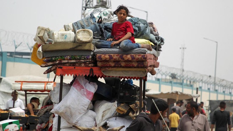Hampir satu juta warga Palestina telah meninggalkan kota Rafah di Gaza selatan, di tengah serbuan militer israel ke kota tersebut. (REUTERS/Hatem Khaled)