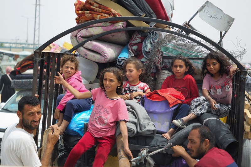 Hampir satu juta warga Palestina telah meninggalkan kota Rafah di Gaza selatan, di tengah serbuan militer israel ke kota tersebut. (REUTERS/Hatem Khaled)