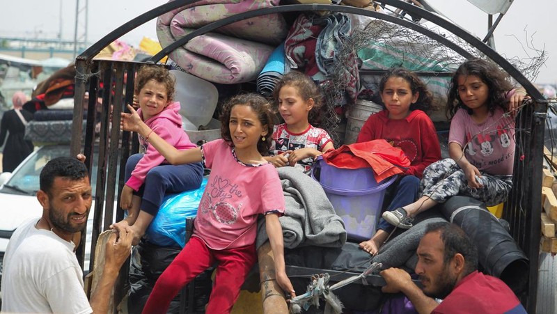 Hampir satu juta warga Palestina telah meninggalkan kota Rafah di Gaza selatan, di tengah serbuan militer israel ke kota tersebut. (REUTERS/Hatem Khaled)