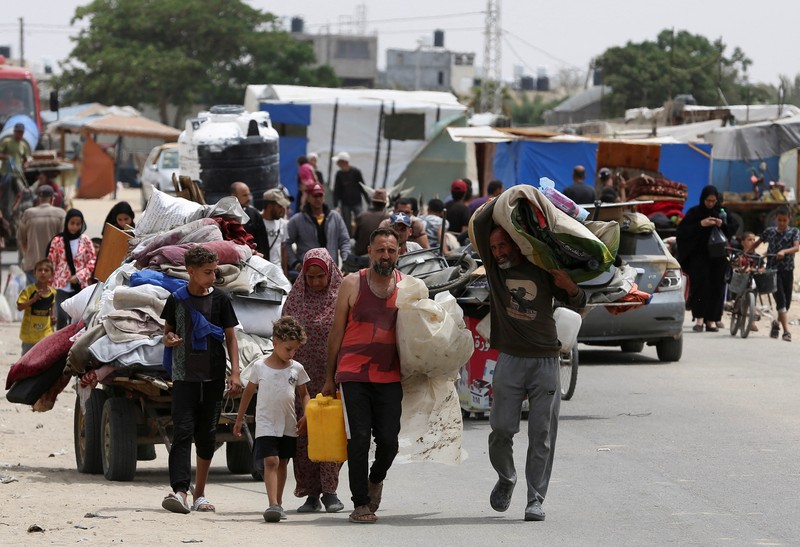 Hampir satu juta warga Palestina telah meninggalkan kota Rafah di Gaza selatan, di tengah serbuan militer israel ke kota tersebut. (REUTERS/Hatem Khaled)