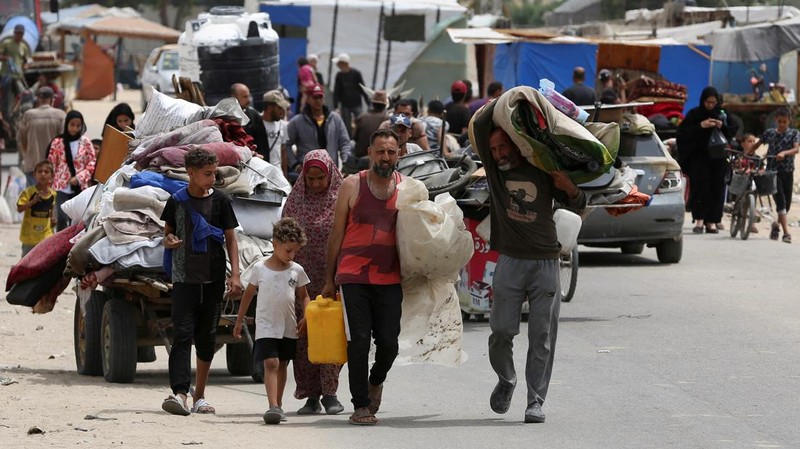 Hampir satu juta warga Palestina telah meninggalkan kota Rafah di Gaza selatan, di tengah serbuan militer israel ke kota tersebut. (REUTERS/Hatem Khaled)