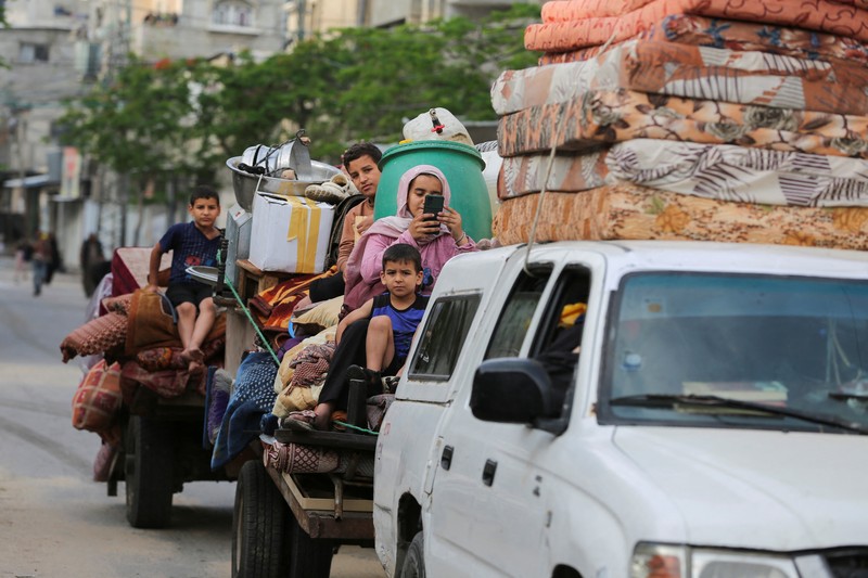 Hampir satu juta warga Palestina telah meninggalkan kota Rafah di Gaza selatan, di tengah serbuan militer israel ke kota tersebut. (REUTERS/Hatem Khaled)