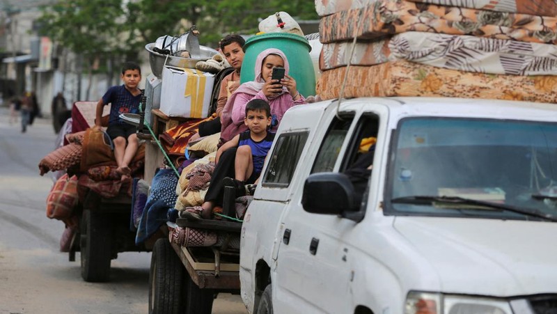 Hampir satu juta warga Palestina telah meninggalkan kota Rafah di Gaza selatan, di tengah serbuan militer israel ke kota tersebut. (REUTERS/Hatem Khaled)