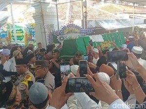 Ribuan Pelayat Iringi Jenazah Syarifah Salma Istri Habib Luthfi Menuju Makam