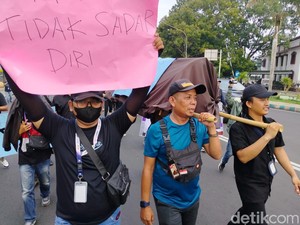 Tolak RUU Penyiaran, Koalisi Jurnalis Bengkulu Jalan Mundur-Bawa Keranda