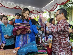 Kahiyang Berkunjung ke Klungkung, Borong Kain Endek untuk Jokowi