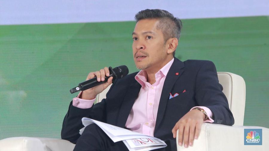 Executive Director, Global Financial Markets PT Bank DBS Indonesia, M. Suryo Mulyono menyampaikan pemaparan dalam acara Green Economic Forum 2024 di Jakarta, Rabu (29/5/2024). (CNBC Indonesia/Muhammad Sabki)