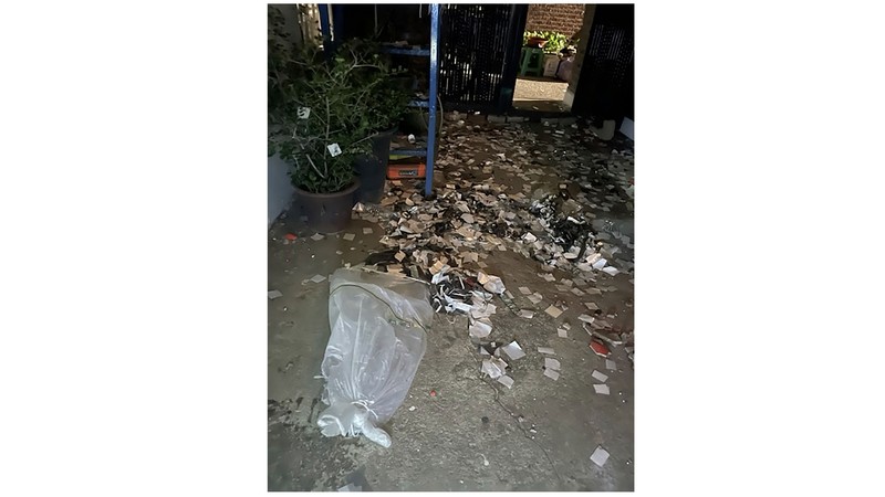 Militer Korea Selatan pada Rabu (29/5) memperingatkan warga yang tinggal di perbatasan dengan Korea Utara untuk waspada usai balon-balon yang membawa sampah dan kotoran mendarat di wilayah Korsel. Sebelumnya, militer Korsel menunjukkan sepasang balon putih yang mengembang dengan kantong sampah. (Jeonbuk Fire Headquarters via AP)
