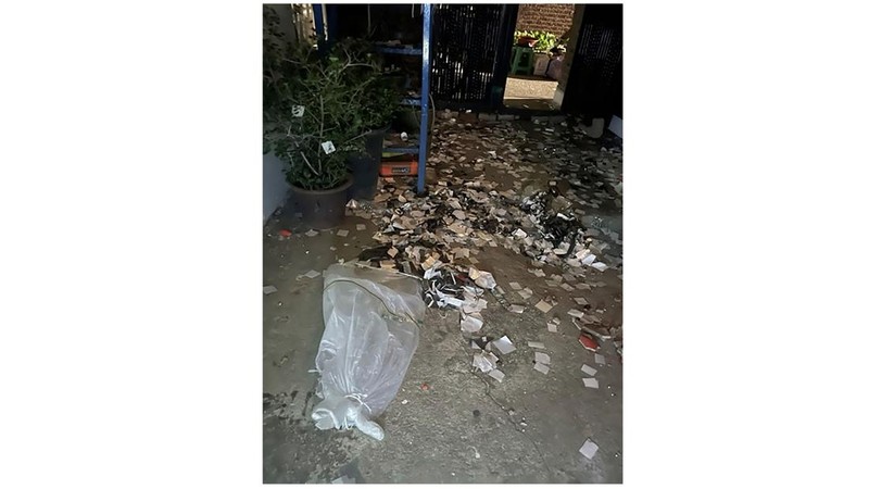 Militer Korea Selatan pada Rabu (29/5) memperingatkan warga yang tinggal di perbatasan dengan Korea Utara untuk waspada usai balon-balon yang membawa sampah dan kotoran mendarat di wilayah Korsel. Sebelumnya, militer Korsel menunjukkan sepasang balon putih yang mengembang dengan kantong sampah. (Jeonbuk Fire Headquarters via AP)