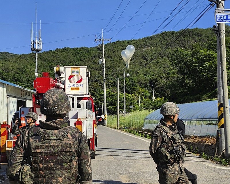 Militer Korea Selatan pada Rabu (29/5) memperingatkan warga yang tinggal di perbatasan dengan Korea Utara untuk waspada usai balon-balon yang membawa sampah dan kotoran mendarat di wilayah Korsel. Sebelumnya, militer Korsel menunjukkan sepasang balon putih yang mengembang dengan kantong sampah. (Jeonbuk Fire Headquarters via AP)