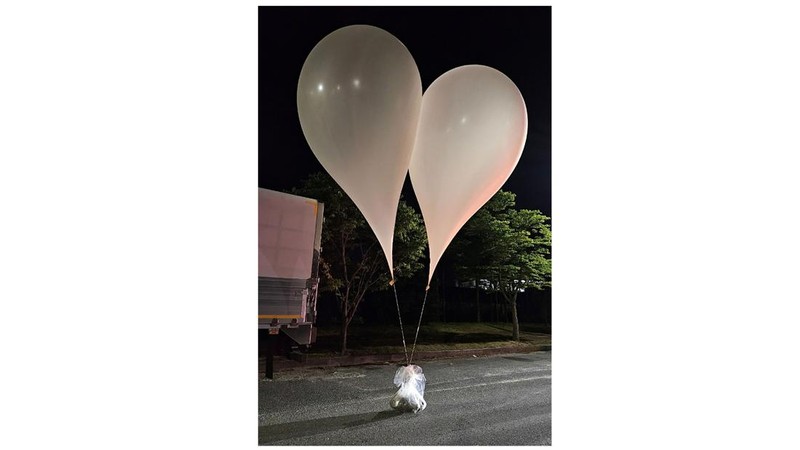 Militer Korea Selatan pada Rabu (29/5) memperingatkan warga yang tinggal di perbatasan dengan Korea Utara untuk waspada usai balon-balon yang membawa sampah dan kotoran mendarat di wilayah Korsel. Sebelumnya, militer Korsel menunjukkan sepasang balon putih yang mengembang dengan kantong sampah. (Jeonbuk Fire Headquarters via AP)