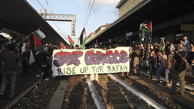 A protester waves a Palestinian flag during a demonstration in support of Palestinians, amid the ongoing conflict between Israel and the Palestinian Islamist group Hamas, in Mexico City, Mexico May 28, 2024. REUTERS/Henry Romero   REFILE - QUALITY REPEAT