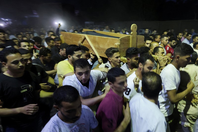Orang-orang menghadiri pemakaman tentara Mesir yang tewas saat baku tembak dengan tentara Israel, Ibrahim Abdel Razeq di Fayoum, Mesir, Selasa (28/5/2024). (REUTERS/Mohamed Abd El Ghany) Orang-orang menghadiri pemakaman tentara Mesir yang tewas saat baku tembak dengan tentara Israel, Ibrahim Abdel Razeq di Fayoum, Mesir, Selasa (28/5/2024). (REUTERS/Mohamed Abd El Ghany)