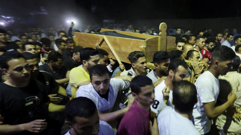 Orang-orang menghadiri pemakaman tentara Mesir yang tewas saat baku tembak dengan tentara Israel, Ibrahim Abdel Razeq di Fayoum, Mesir, Selasa (28/5/2024). (REUTERS/Mohamed Abd El Ghany)