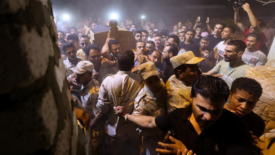 Orang-orang menghadiri pemakaman tentara Mesir yang tewas saat baku tembak dengan tentara Israel, Ibrahim Abdel Razeq di Fayoum, Mesir, Selasa (28/5/2024). (REUTERS/Mohamed Abd El Ghany)