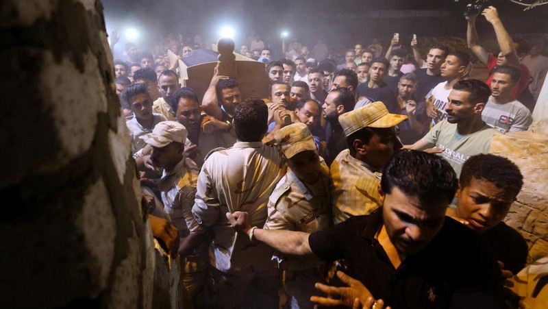 Orang-orang menghadiri pemakaman tentara Mesir yang tewas saat baku tembak dengan tentara Israel, Ibrahim Abdel Razeq di Fayoum, Mesir, Selasa (28/5/2024). (REUTERS/Mohamed Abd El Ghany)