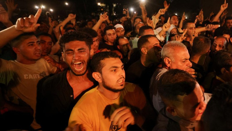 Orang-orang menghadiri pemakaman tentara Mesir yang tewas saat baku tembak dengan tentara Israel, Ibrahim Abdel Razeq di Fayoum, Mesir, Selasa (28/5/2024). (REUTERS/Mohamed Abd El Ghany)