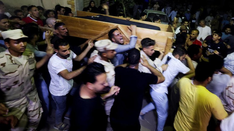 Orang-orang menghadiri pemakaman tentara Mesir yang tewas saat baku tembak dengan tentara Israel, Ibrahim Abdel Razeq di Fayoum, Mesir, Selasa (28/5/2024). (REUTERS/Mohamed Abd El Ghany)
