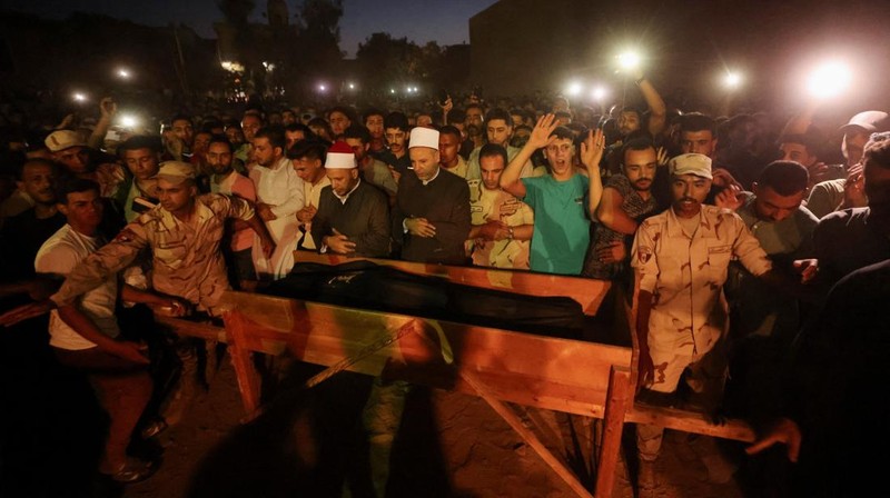 Orang-orang menghadiri pemakaman tentara Mesir yang tewas saat baku tembak dengan tentara Israel, Ibrahim Abdel Razeq di Fayoum, Mesir, Selasa (28/5/2024). (REUTERS/Mohamed Abd El Ghany)
