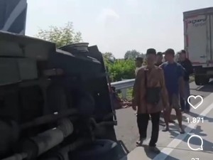Elf Rombongan Pengantar Haji Terguling di Tol Boyolali