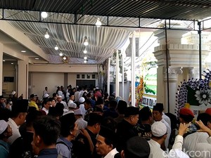 Ribuan Pelayat Penuhi Rumah Duka Syarifah Salma Istri Habib Luthfi