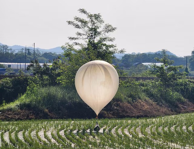 Militer Korea Selatan pada Rabu (29/5) memperingatkan warga yang tinggal di perbatasan dengan Korea Utara untuk waspada usai balon-balon yang membawa sampah dan kotoran mendarat di wilayah Korsel. Sebelumnya, militer Korsel menunjukkan sepasang balon putih yang mengembang dengan kantong sampah. (Jeonbuk Fire Headquarters via AP) Militer Korea Selatan pada Rabu (29/5) memperingatkan warga yang tinggal di perbatasan dengan Korea Utara untuk waspada usai balon-balon yang membawa sampah dan kotoran mendarat di wilayah Korsel. Sebelumnya, militer Korsel menunjukkan sepasang balon putih yang mengembang dengan kantong sampah. (Jeonbuk Fire Headquarters via AP)
