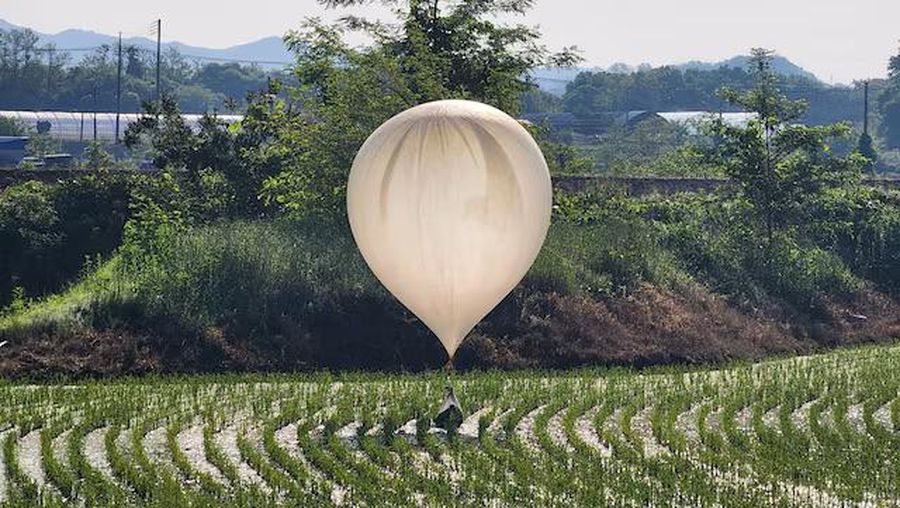 Militer Korea Selatan pada Rabu (29/5) memperingatkan warga yang tinggal di perbatasan dengan Korea Utara untuk waspada usai balon-balon yang membawa sampah dan kotoran mendarat di wilayah Korsel. Sebelumnya, militer Korsel menunjukkan sepasang balon putih yang mengembang dengan kantong sampah. (Jeonbuk Fire Headquarters via AP)